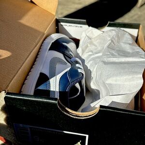 Kids size 9c Jordan 1 low ATL (TD)